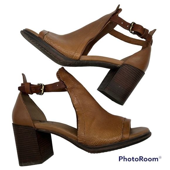 OTBT “Metaphor” leather sandals with block heels size 9 - Picture 1 of 9